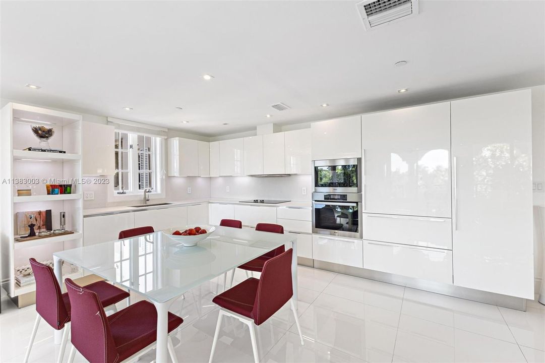 Recently Sold: $2,650,000 (2 beds, 2 baths, 1429 Square Feet)