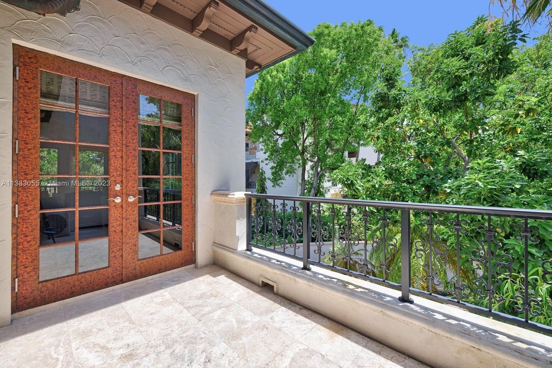Recently Sold: $4,250,000 (3 beds, 3 baths, 2744 Square Feet)