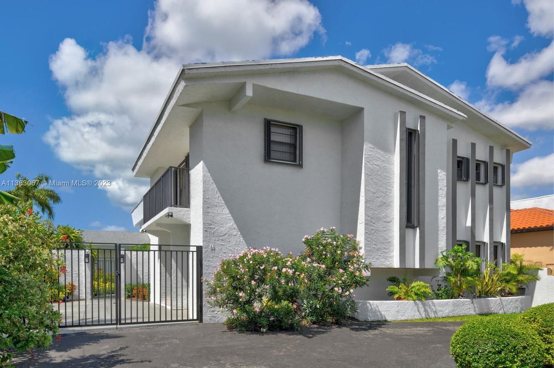 Recently Sold: $9,500,000 (3 beds, 2 baths, 4946 Square Feet)