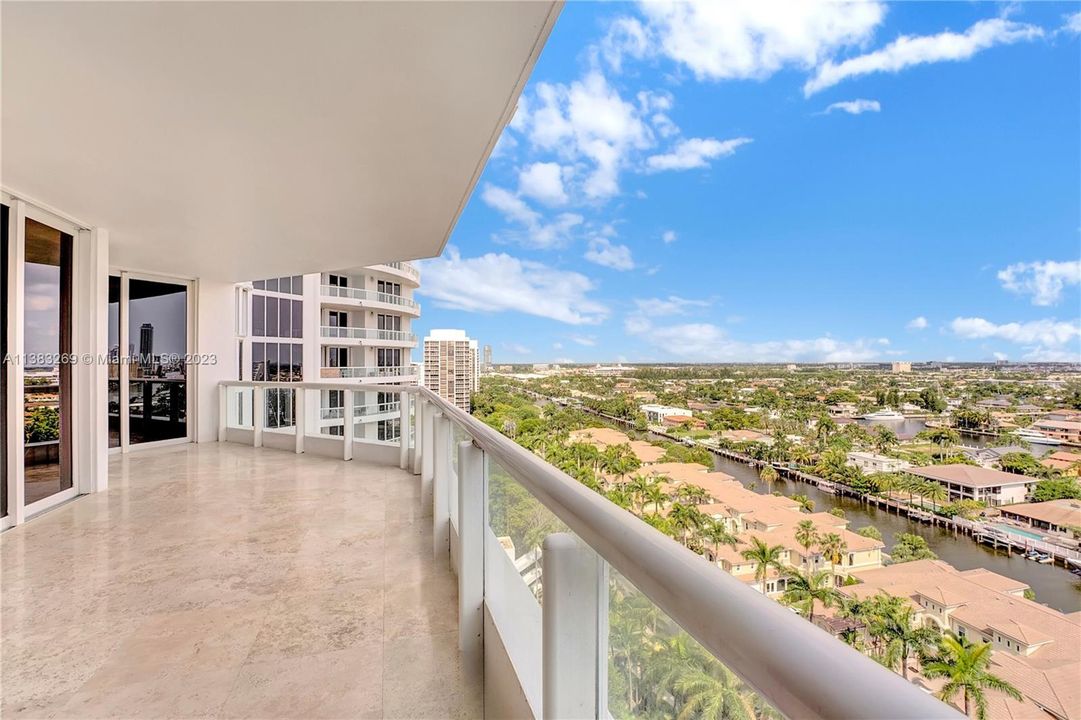 Recently Sold: $2,350,000 (5 beds, 5 baths, 4171 Square Feet)