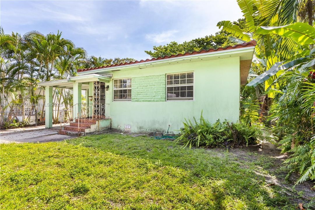 Recently Sold: $700,000 (2 beds, 1 baths, 1081 Square Feet)