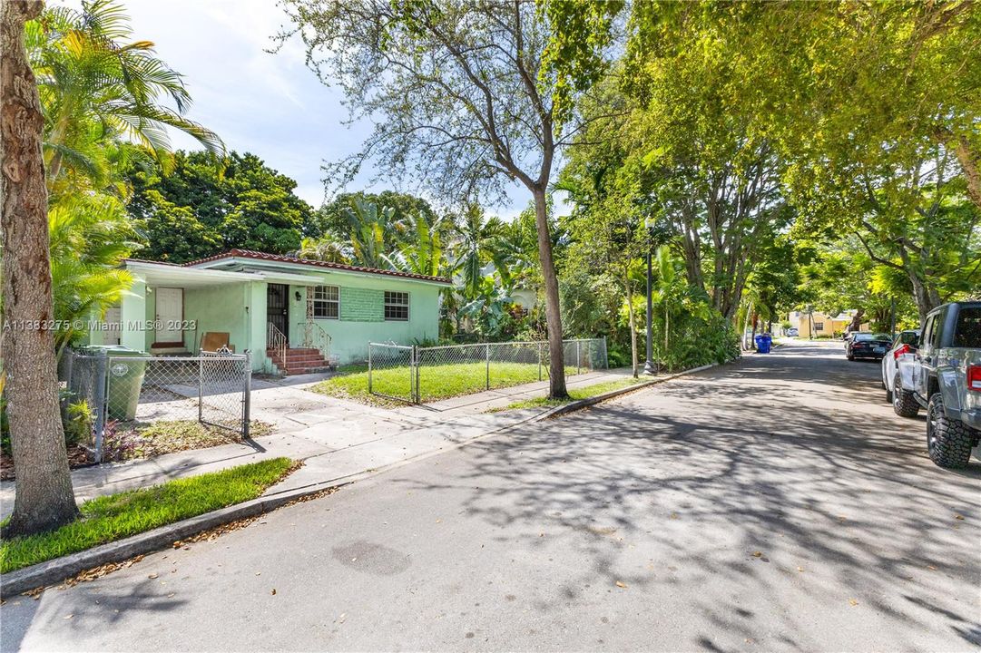 Recently Sold: $700,000 (2 beds, 1 baths, 1081 Square Feet)