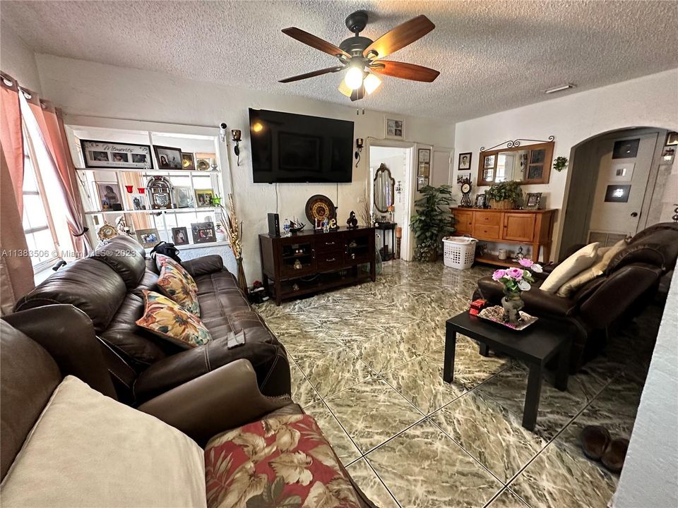 Recently Sold: $409,900 (3 beds, 1 baths, 952 Square Feet)
