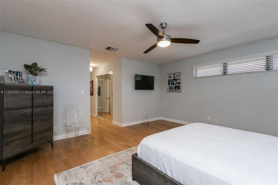 Recently Sold: $559,900 (3 beds, 2 baths, 2020 Square Feet)