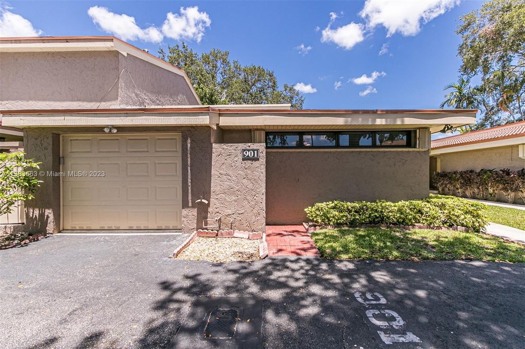 Recently Sold: $559,900 (3 beds, 2 baths, 2020 Square Feet)