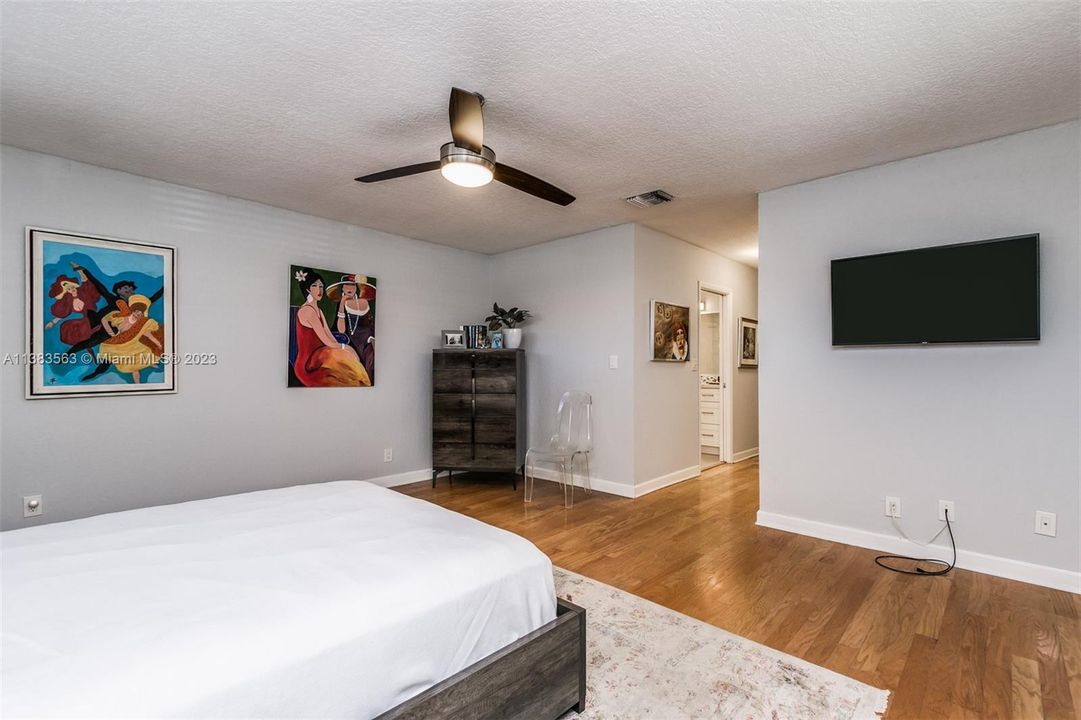 Recently Sold: $559,900 (3 beds, 2 baths, 2020 Square Feet)