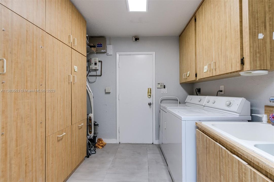 Recently Sold: $559,900 (3 beds, 2 baths, 2020 Square Feet)