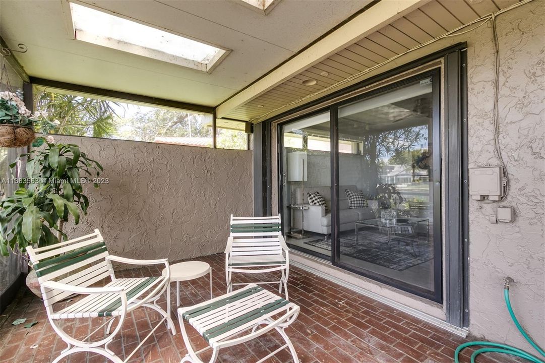 Recently Sold: $559,900 (3 beds, 2 baths, 2020 Square Feet)