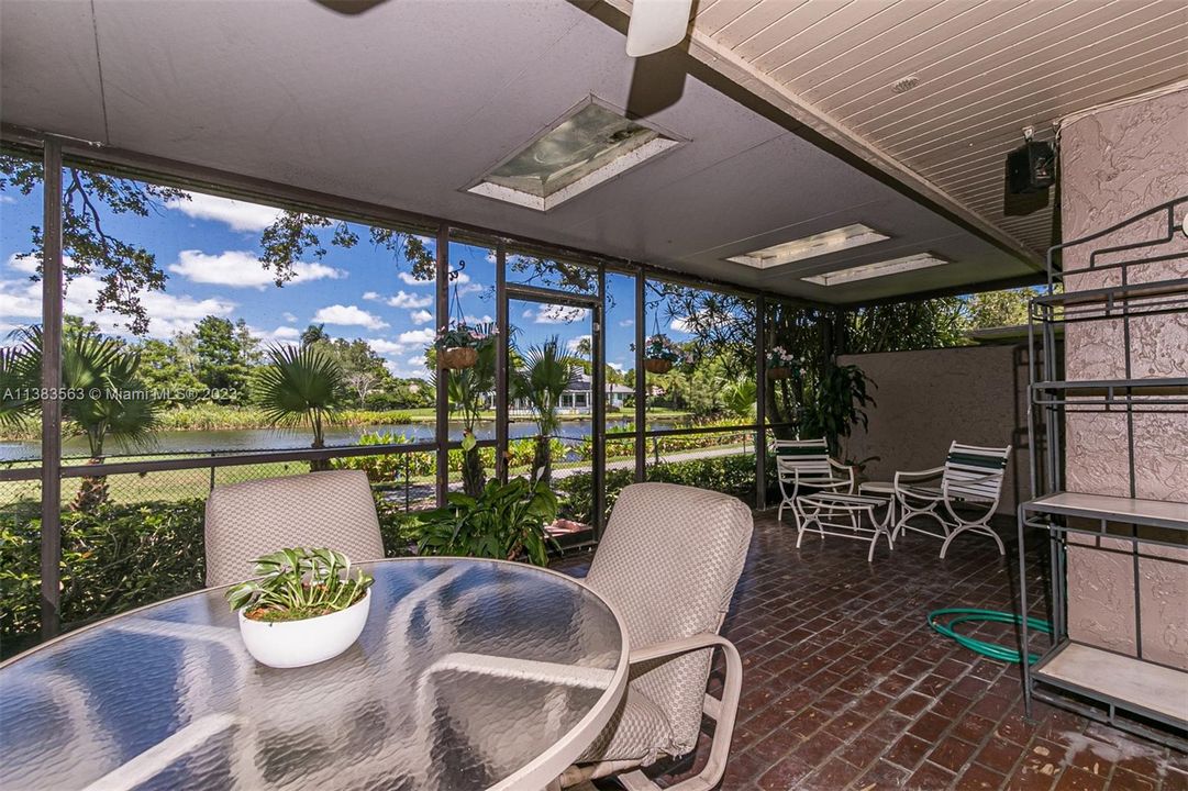 Recently Sold: $559,900 (3 beds, 2 baths, 2020 Square Feet)