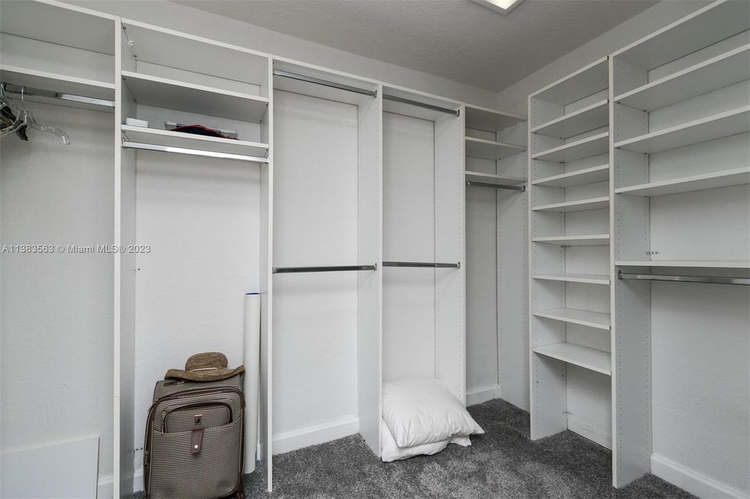 Recently Sold: $559,900 (3 beds, 2 baths, 2020 Square Feet)