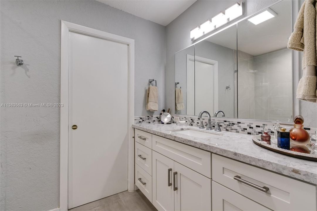 Recently Sold: $559,900 (3 beds, 2 baths, 2020 Square Feet)