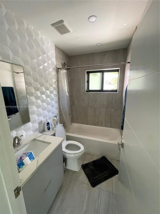 Recently Rented: $2,500 (2 beds, 1 baths, 799 Square Feet)