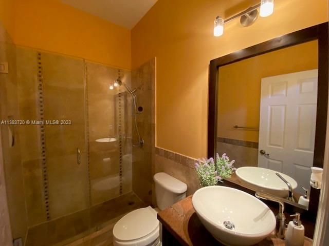 Recently Rented: $5,300 (4 beds, 3 baths, 2476 Square Feet)