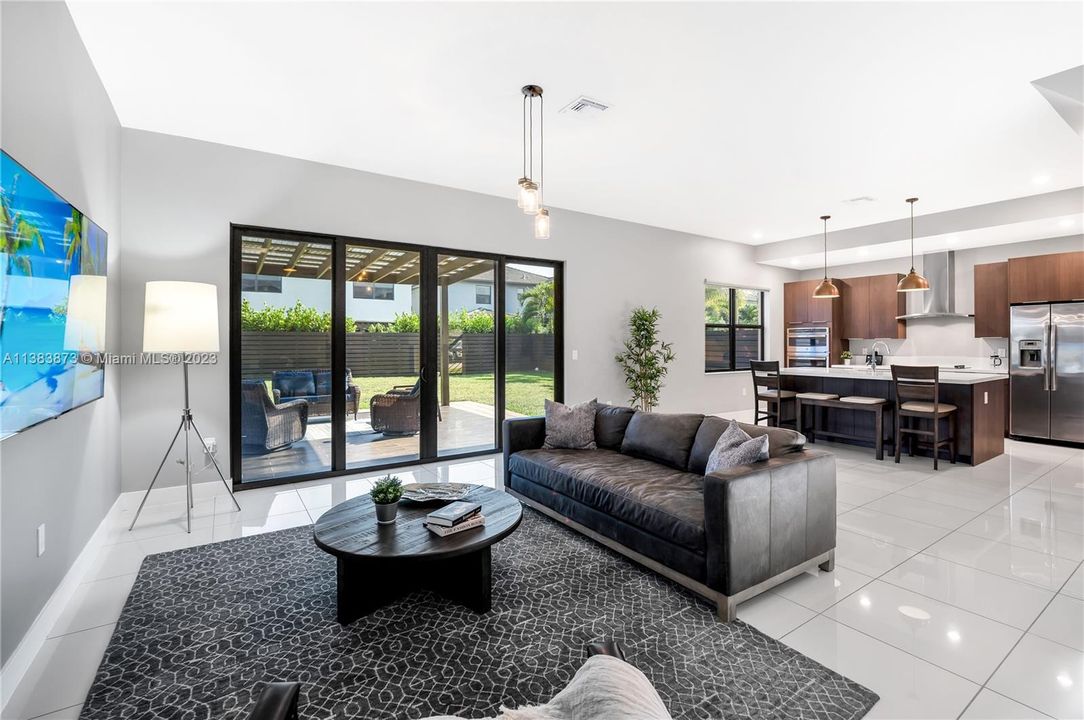 Recently Sold: $930,000 (4 beds, 3 baths, 2582 Square Feet)