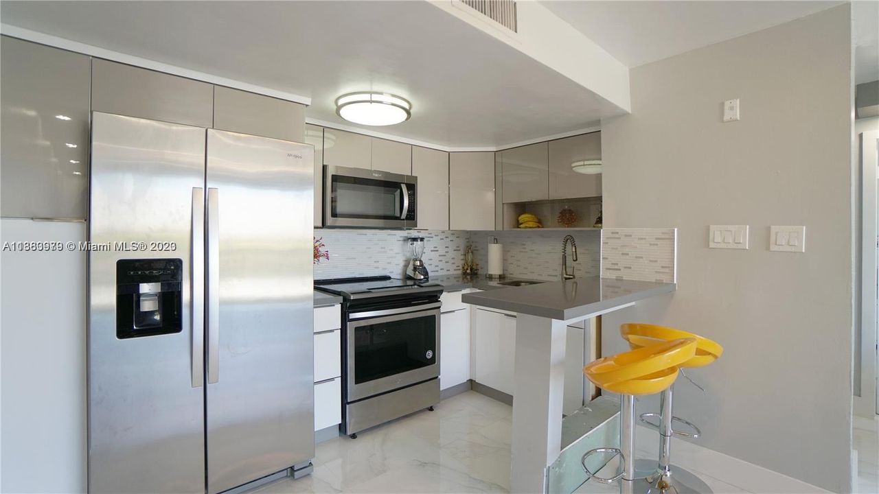 Active With Contract: $282,000 (1 beds, 1 baths, 634 Square Feet)