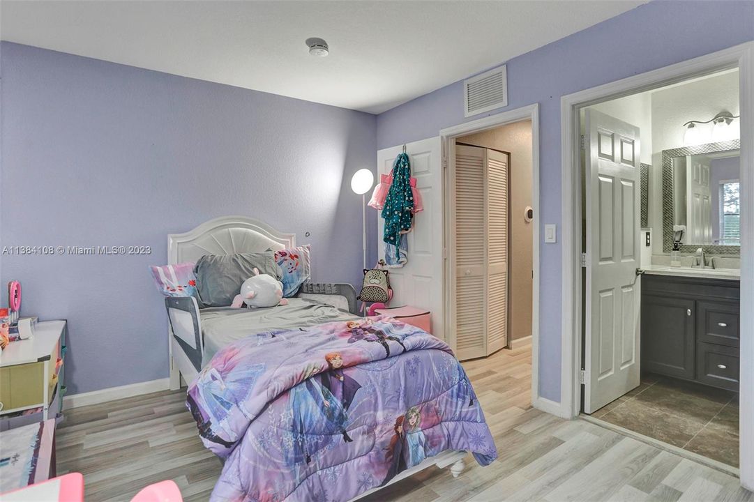 Недавно продано: $275,000 (2 спален, 2 ванн, 1140 Квадратных фут)