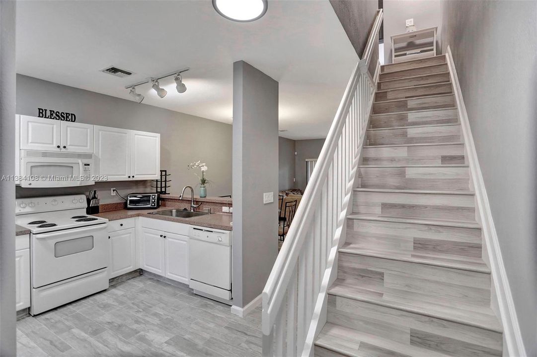 Недавно продано: $275,000 (2 спален, 2 ванн, 1140 Квадратных фут)