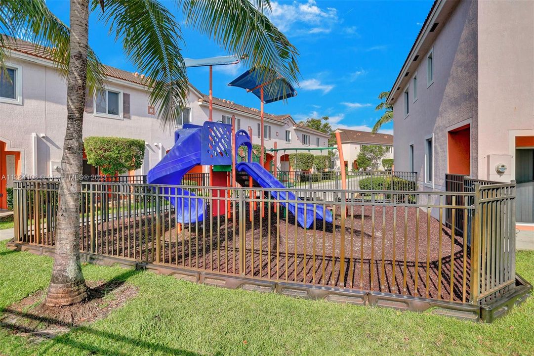 Недавно продано: $275,000 (2 спален, 2 ванн, 1140 Квадратных фут)