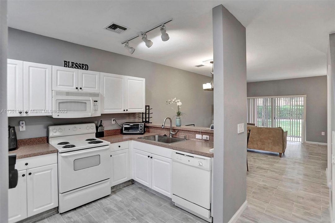 Недавно продано: $275,000 (2 спален, 2 ванн, 1140 Квадратных фут)