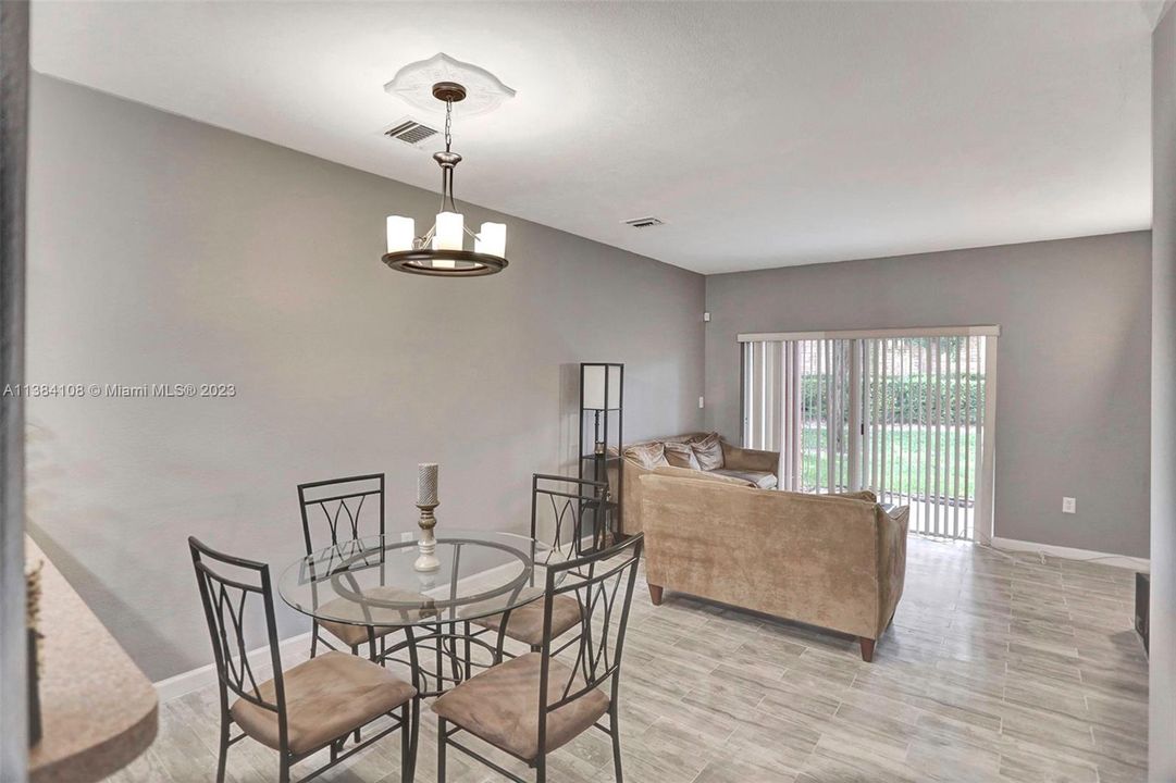 Недавно продано: $275,000 (2 спален, 2 ванн, 1140 Квадратных фут)