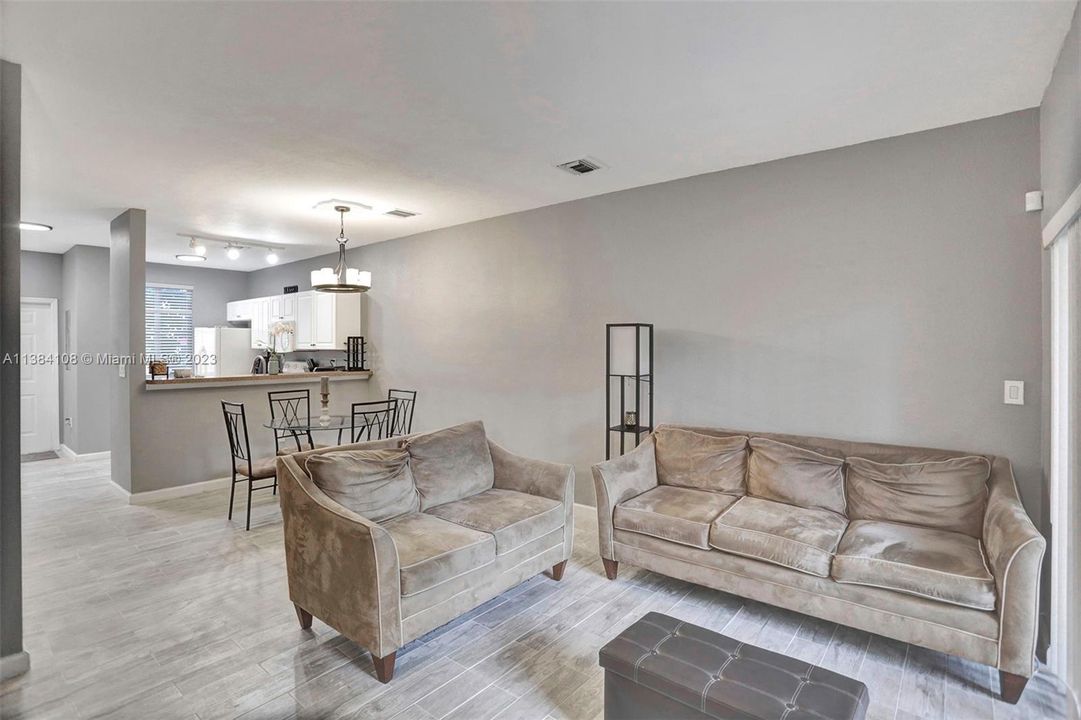 Недавно продано: $275,000 (2 спален, 2 ванн, 1140 Квадратных фут)