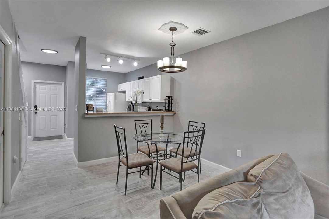 Недавно продано: $275,000 (2 спален, 2 ванн, 1140 Квадратных фут)