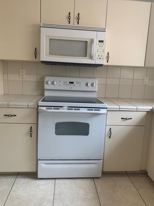 Vendido Recientemente: $439,500 (4 camas, 3 baños, 1960 Pies cuadrados)