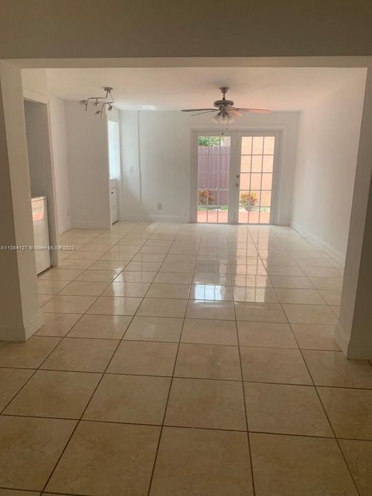 Vendido Recientemente: $439,500 (4 camas, 3 baños, 1960 Pies cuadrados)