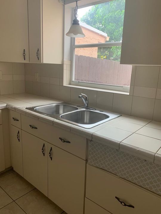 Vendido Recientemente: $439,500 (4 camas, 3 baños, 1960 Pies cuadrados)