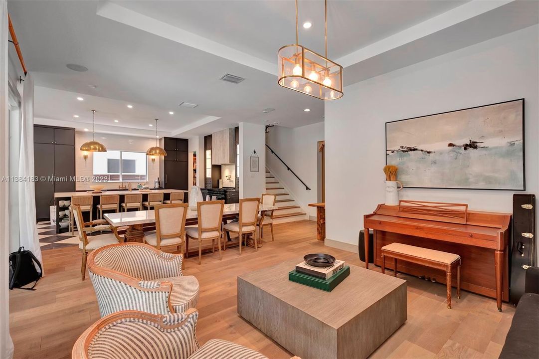 Recently Rented: $8,500 (5 beds, 4 baths, 3803 Square Feet)