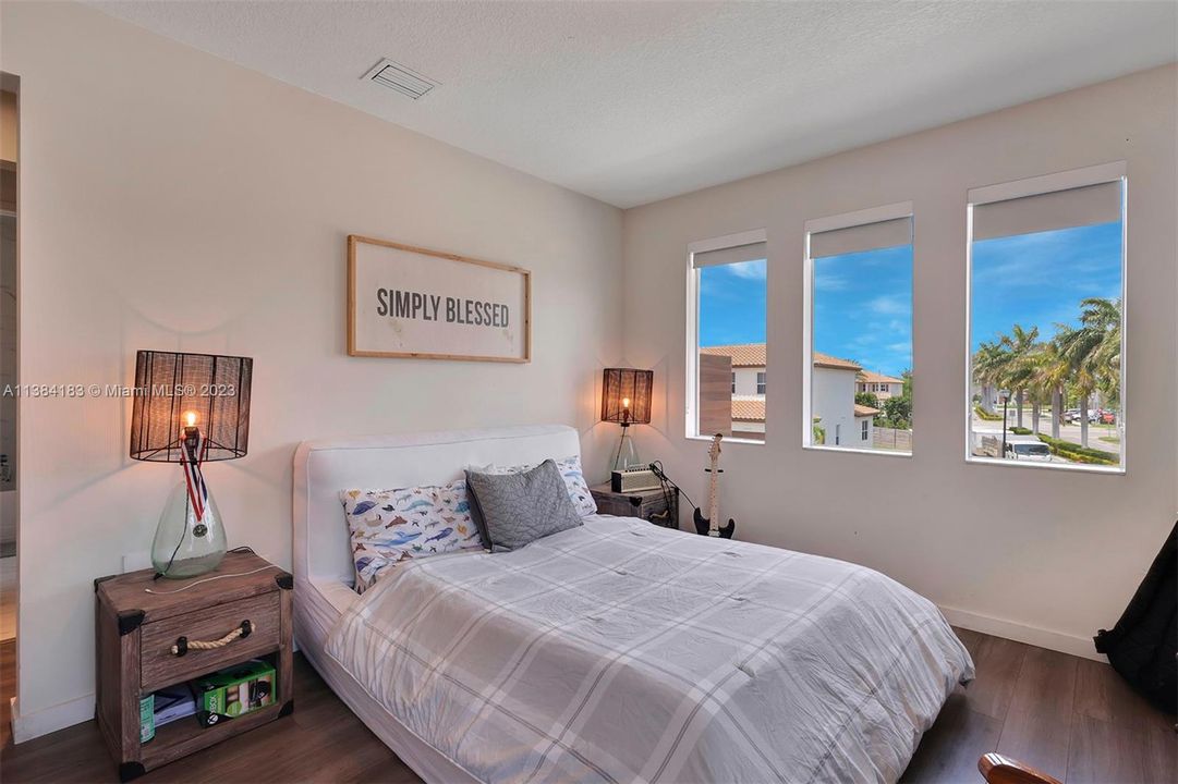 Recently Rented: $8,500 (5 beds, 4 baths, 3803 Square Feet)