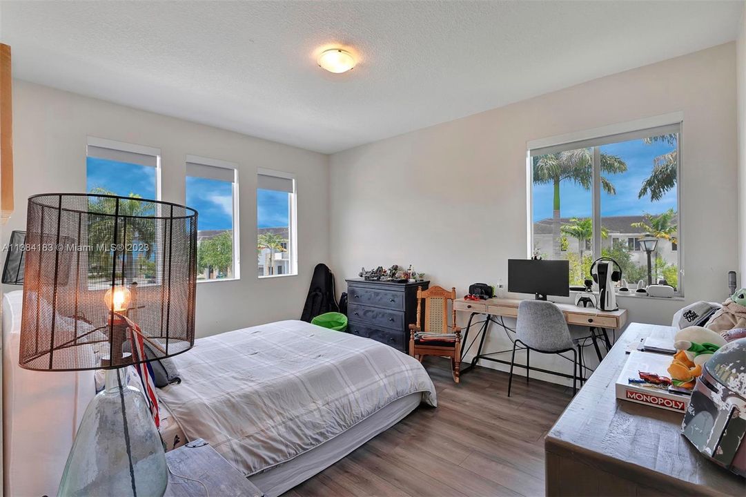 Recently Rented: $8,500 (5 beds, 4 baths, 3803 Square Feet)