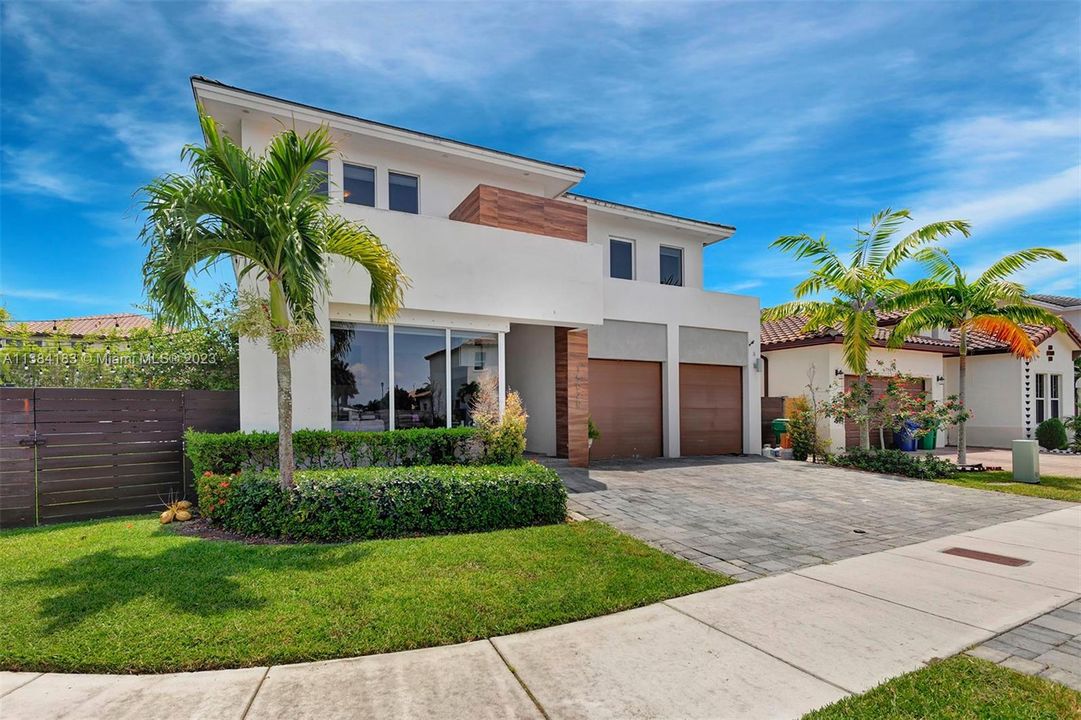 Recently Rented: $8,500 (5 beds, 4 baths, 3803 Square Feet)