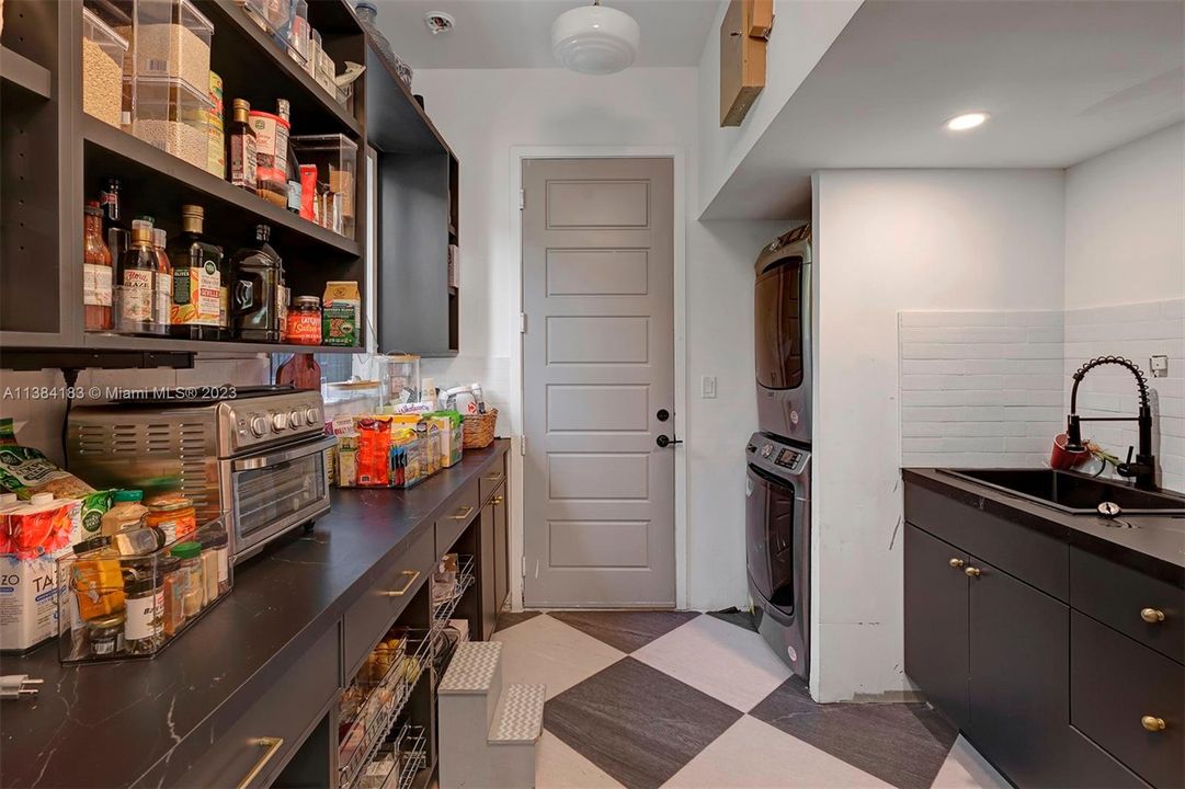 Recently Rented: $8,500 (5 beds, 4 baths, 3803 Square Feet)