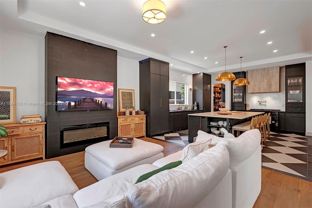 Recently Rented: $8,500 (5 beds, 4 baths, 3803 Square Feet)