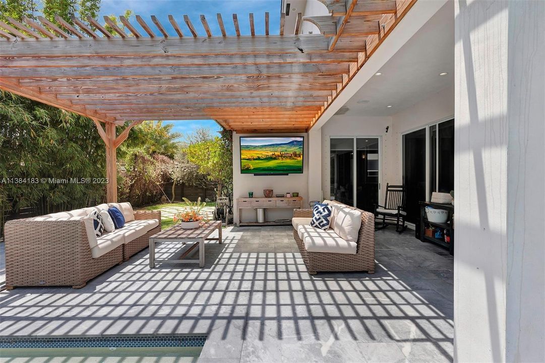 Recently Rented: $8,500 (5 beds, 4 baths, 3803 Square Feet)