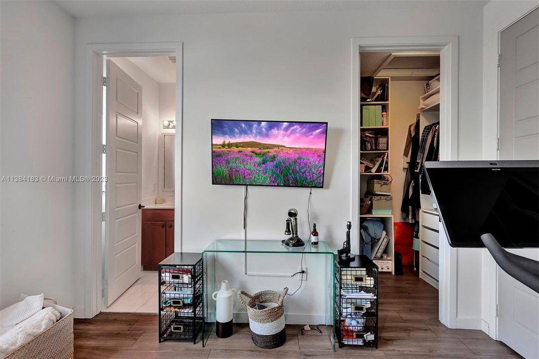 Recently Rented: $8,500 (5 beds, 4 baths, 3803 Square Feet)