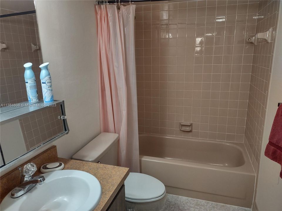 Недавно продано: $249,900 (2 спален, 2 ванн, 1190 Квадратных фут)