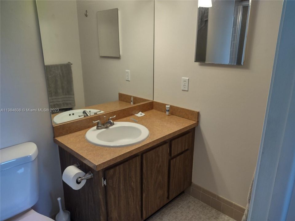 Недавно продано: $249,900 (2 спален, 2 ванн, 1190 Квадратных фут)