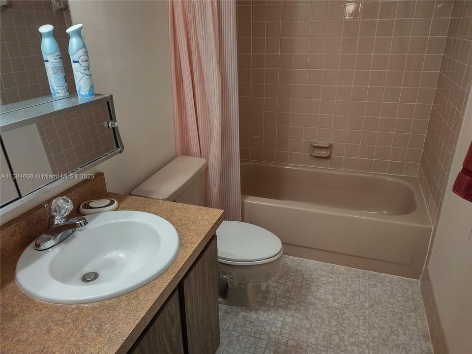 Недавно продано: $249,900 (2 спален, 2 ванн, 1190 Квадратных фут)