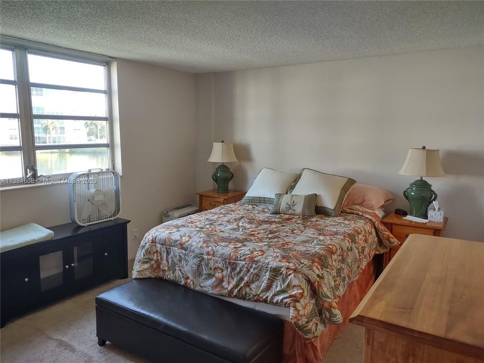 Недавно продано: $249,900 (2 спален, 2 ванн, 1190 Квадратных фут)