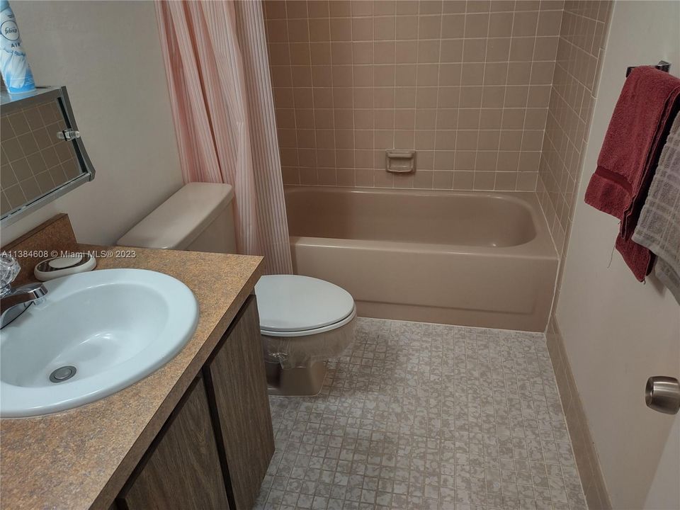 Недавно продано: $249,900 (2 спален, 2 ванн, 1190 Квадратных фут)