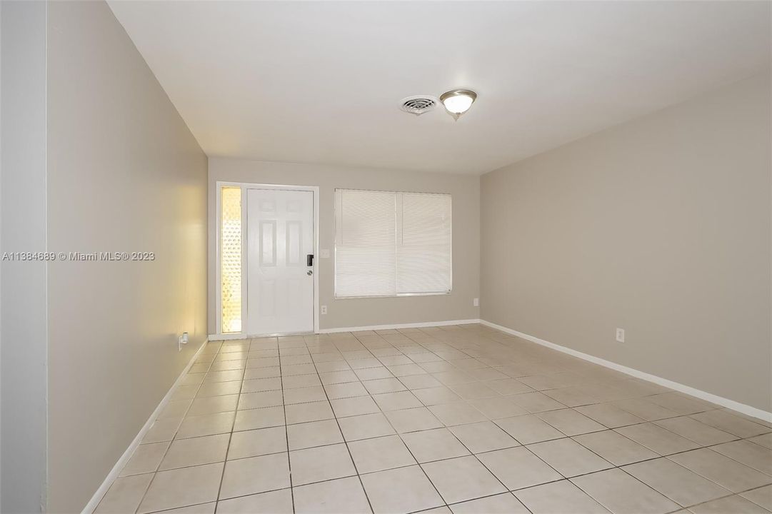 Recently Rented: $2,145 (2 beds, 1 baths, 783 Square Feet)