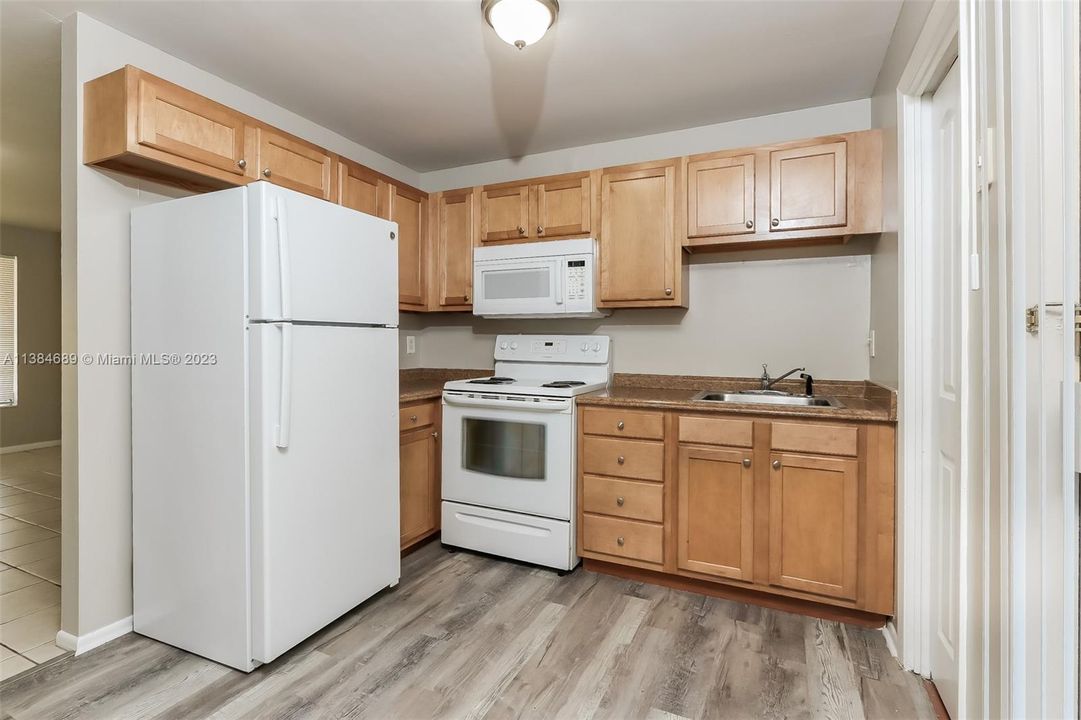 Recently Rented: $2,145 (2 beds, 1 baths, 783 Square Feet)