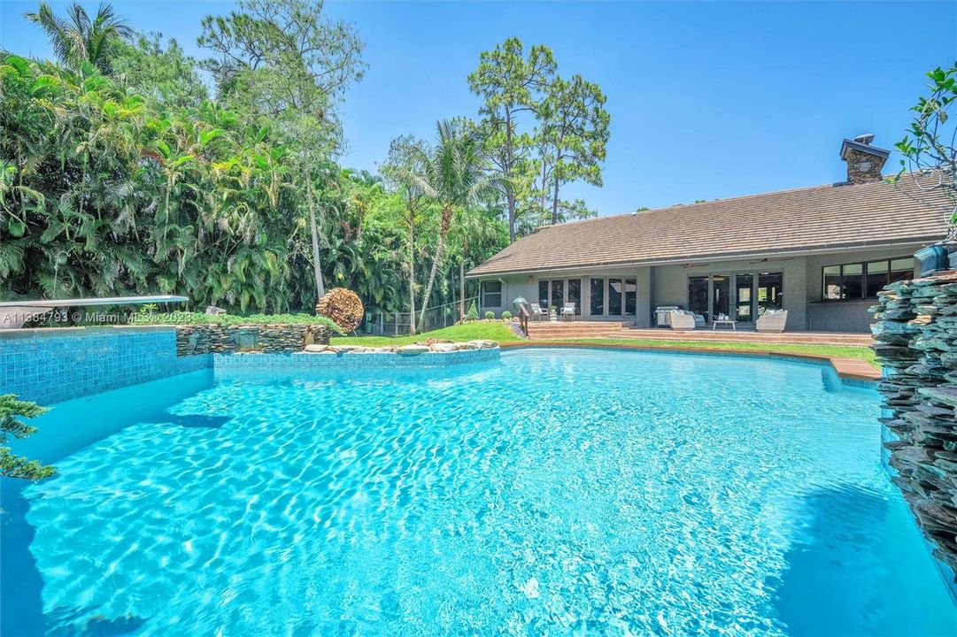 Recently Sold: $1,975,000 (5 beds, 3 baths, 4186 Square Feet)