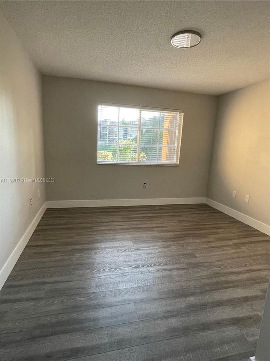 Vendido Recientemente: $287,500 (2 camas, 2 baños, 1065 Pies cuadrados)