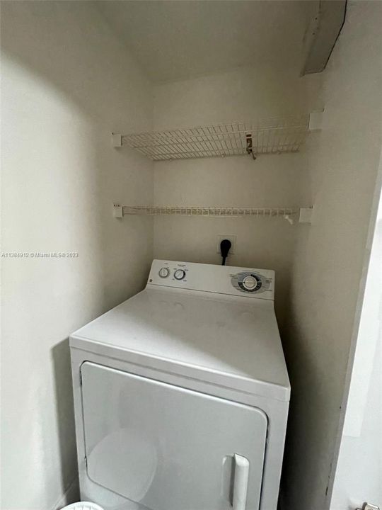 Vendido Recientemente: $287,500 (2 camas, 2 baños, 1065 Pies cuadrados)