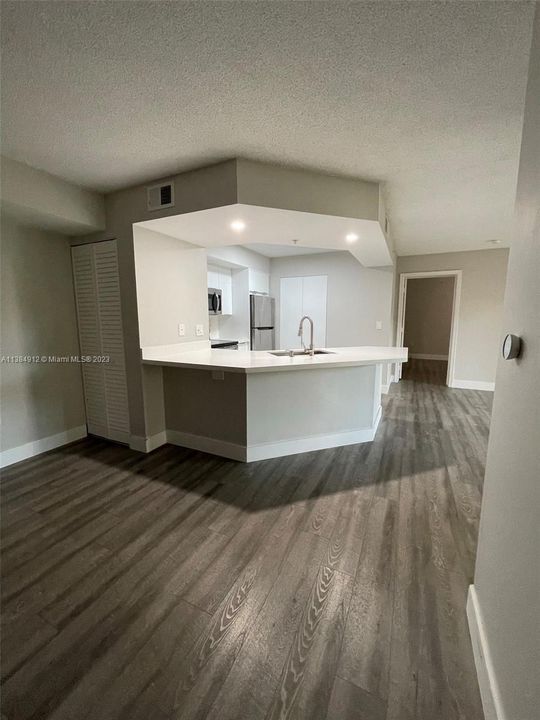 Vendido Recientemente: $287,500 (2 camas, 2 baños, 1065 Pies cuadrados)