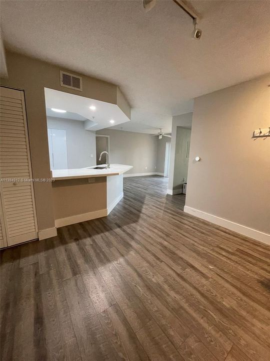 Vendido Recientemente: $287,500 (2 camas, 2 baños, 1065 Pies cuadrados)