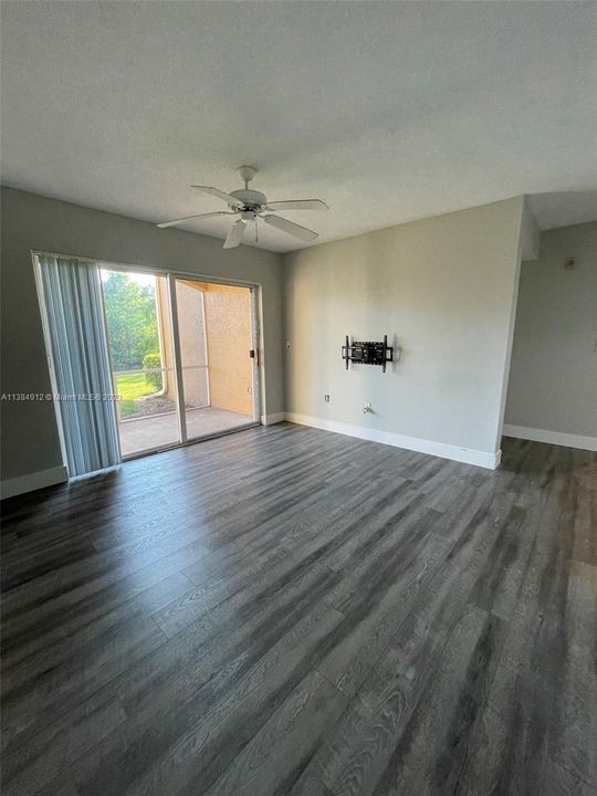 Vendido Recientemente: $287,500 (2 camas, 2 baños, 1065 Pies cuadrados)